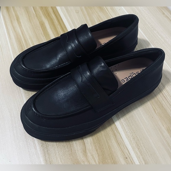 Classic Black Leather Slip-On Loafers - Picture 9 of 9